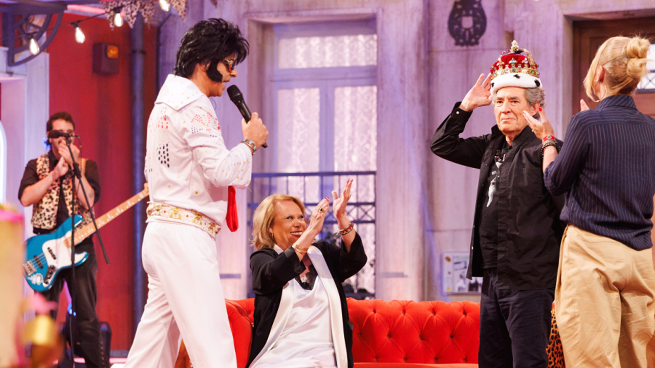 Heston Lee
performing as Elvis Presley, crowning Miguel Rios the international Rock and Roll King on Spanish TV show 'Al cielo con ella'